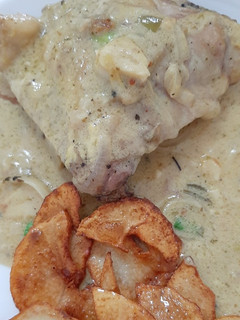 Una foto de Pollo a la mostaza con papas