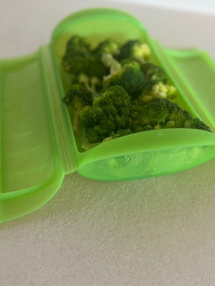 Una foto de Brocoli al vapor en estuche de Lékué
