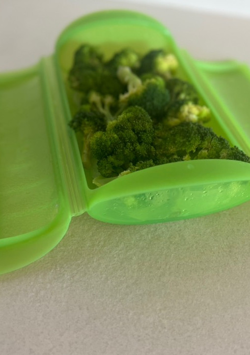 Una foto de Brocoli al vapor en estuche de Lékué
