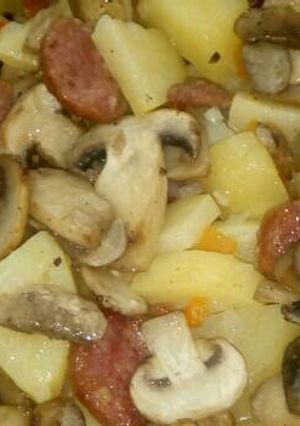 Una foto de Papas al horno con chorizo y champiñones 😍