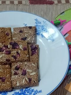 તલ ચીકી (Tal Chikki Recipe in Gujarati) રેસીપી મુખ્ય ફોટો