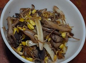低鈉低醣料理~黃豆,黑木耳,炒舞菇 的食譜成品照片