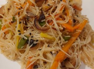 Une photo de Vermicelle de riz et légumes sautés