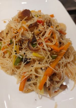 Une photo de Vermicelle de riz et légumes sautés