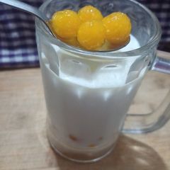 A picture of Mango vanilla boba milkshake.