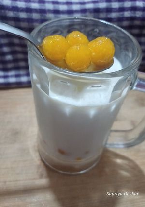 A picture of Mango vanilla boba milkshake.