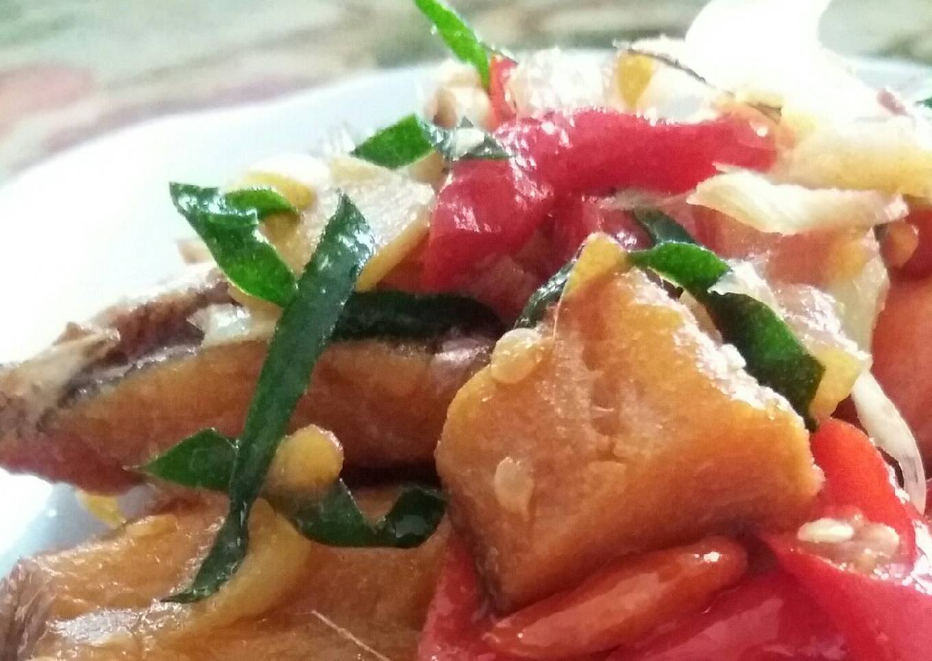 Sup ikan dengan jamur asin