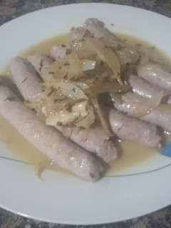 Una foto de Salchichas encebolladas