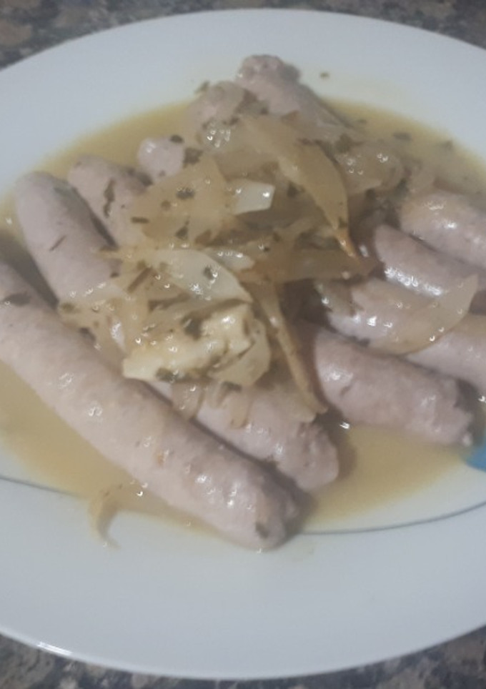 Una foto de Salchichas encebolladas