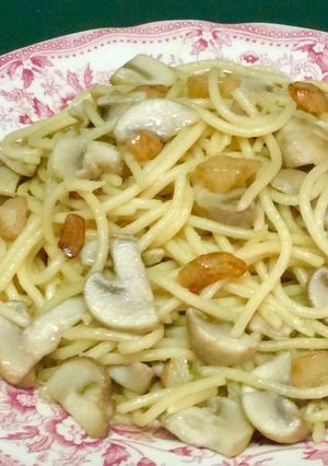 Una foto de Espaguetis con champiñón al ajillo