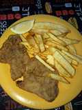 Milanesa de carne, con papas fritas
