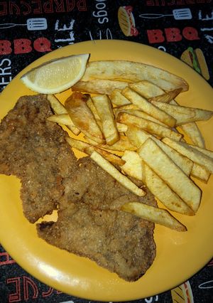 Una foto de Milanesa de carne, con papas fritas