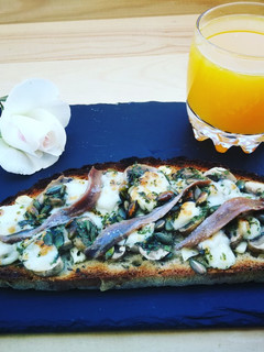 Una foto de Tostada con champiñones, queso de cabra y semillas de girasol 🌻