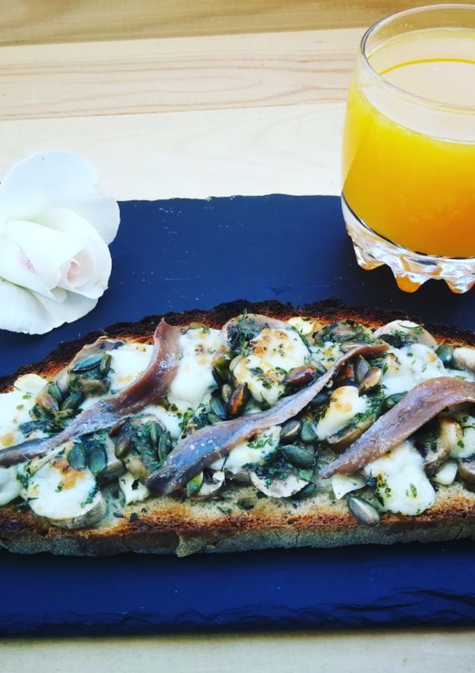 Una foto de Tostada con champiñones, queso de cabra y semillas de girasol 🌻