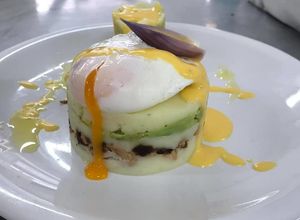 Una foto de Causa limeña de pollo
