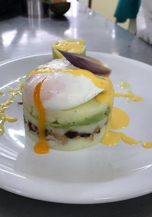 Una foto de Causa limeña de pollo