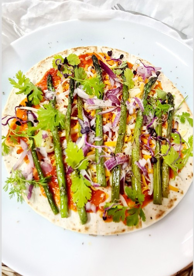 Una foto de Tortillas multicolor con espárragos y salsa de tomate picante