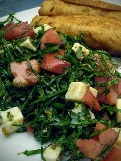 Una foto de Espinaca, Tomate y Queso suizo en ensalada...!