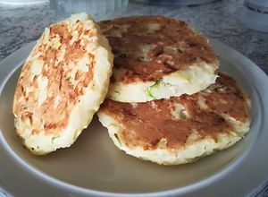 Una foto de Torticas de yuca y calabacín