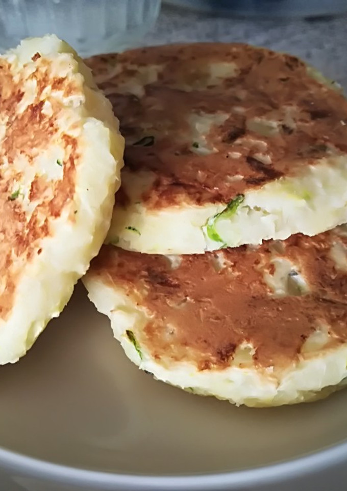 Una foto de Torticas de yuca y calabacín