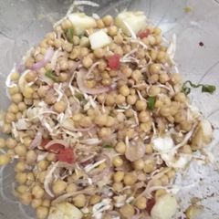 A picture of Alu chana.