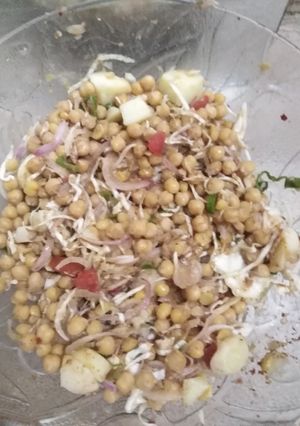 A picture of Alu chana.