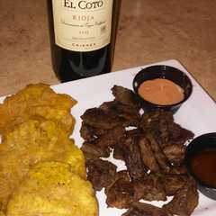 Una foto de Churrasco a la plancha con tostones
