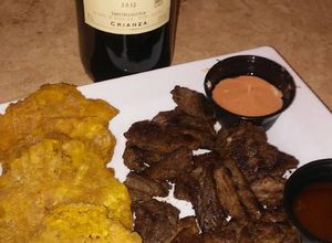 Una foto de Churrasco a la plancha con tostones