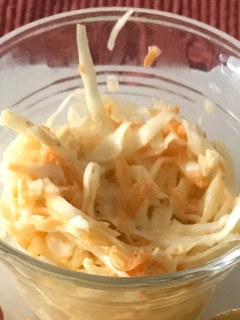 Una foto de Ensalada “Coleslaw” o repollo y zanahoria