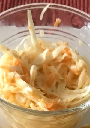 Una foto de Ensalada “Coleslaw” o repollo y zanahoria