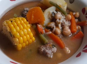 Una foto de Cazuela de albóndigas y garbanzos