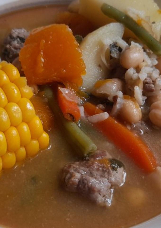 Una foto de Cazuela de albóndigas y garbanzos