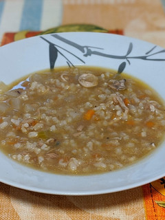 Una foto de Sopa de arroz integral con chipirones y verduras