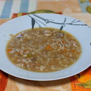Sopa de arroz integral con chipirones y verduras