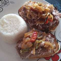 Una foto de Tostadas con cerdo y arroz 😋😋😃