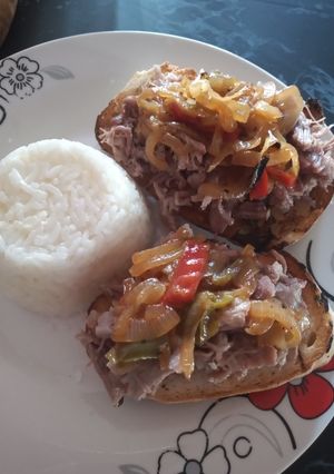 Una foto de Tostadas con cerdo y arroz 😋😋😃
