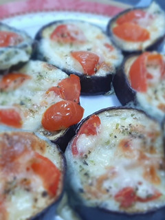 Una foto de Mini pizzas de berenjena