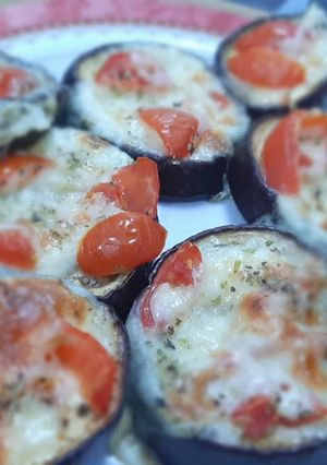 Una foto de Mini pizzas de berenjena