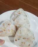 Làm món Onigiri đậu phộng cho bé