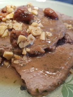 Una foto de Ternera con salsa de vino manzanilla y ajo con higos