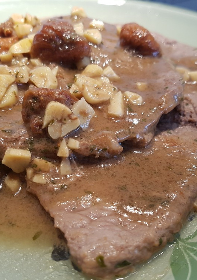 Una foto de Ternera con salsa de vino manzanilla y ajo con higos