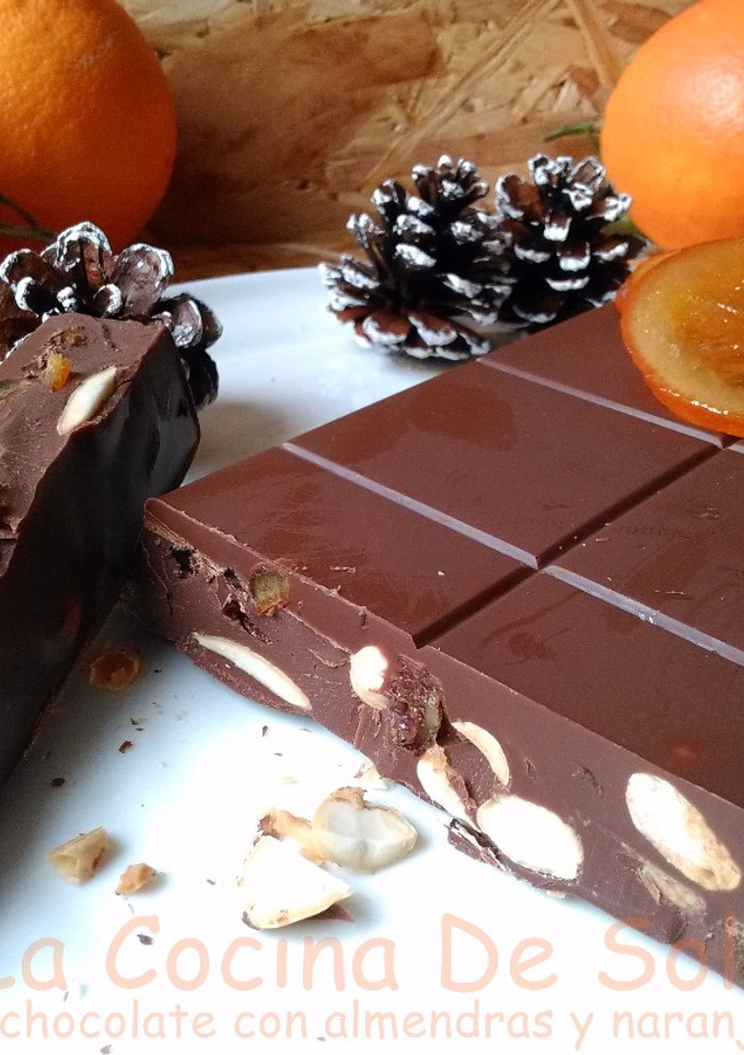 Una foto de Turrón de chocolate con almendras y naranja confitada