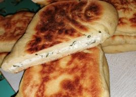 Turte coapte în ceaun, umplute cu brânză,mărar și pătrunjel