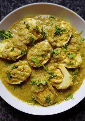 A picture of Egg Malai Curry.