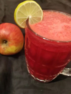A picture of Apple n carrots juice.