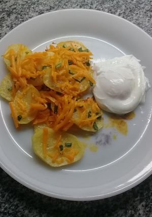 Una foto de Papas al horno con cheddar y verdeo