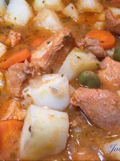 Una foto de Pechugas de pollo adobadas con papas