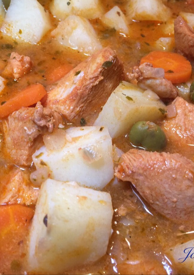 Una foto de Pechugas de pollo adobadas con papas