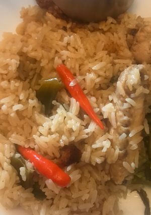 A picture of Chicken Rice (in ricecooker).