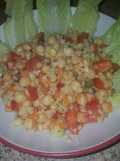 Una foto de Ensalada de garbanzos con pasta de piñón